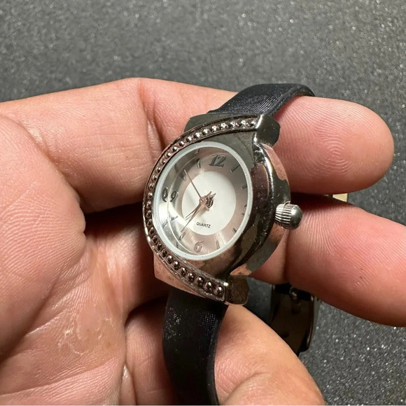 SLE Ladies Quartz Watch Silver Tone Silver Dial Black Band Working New Battery - Picture 2 of 9